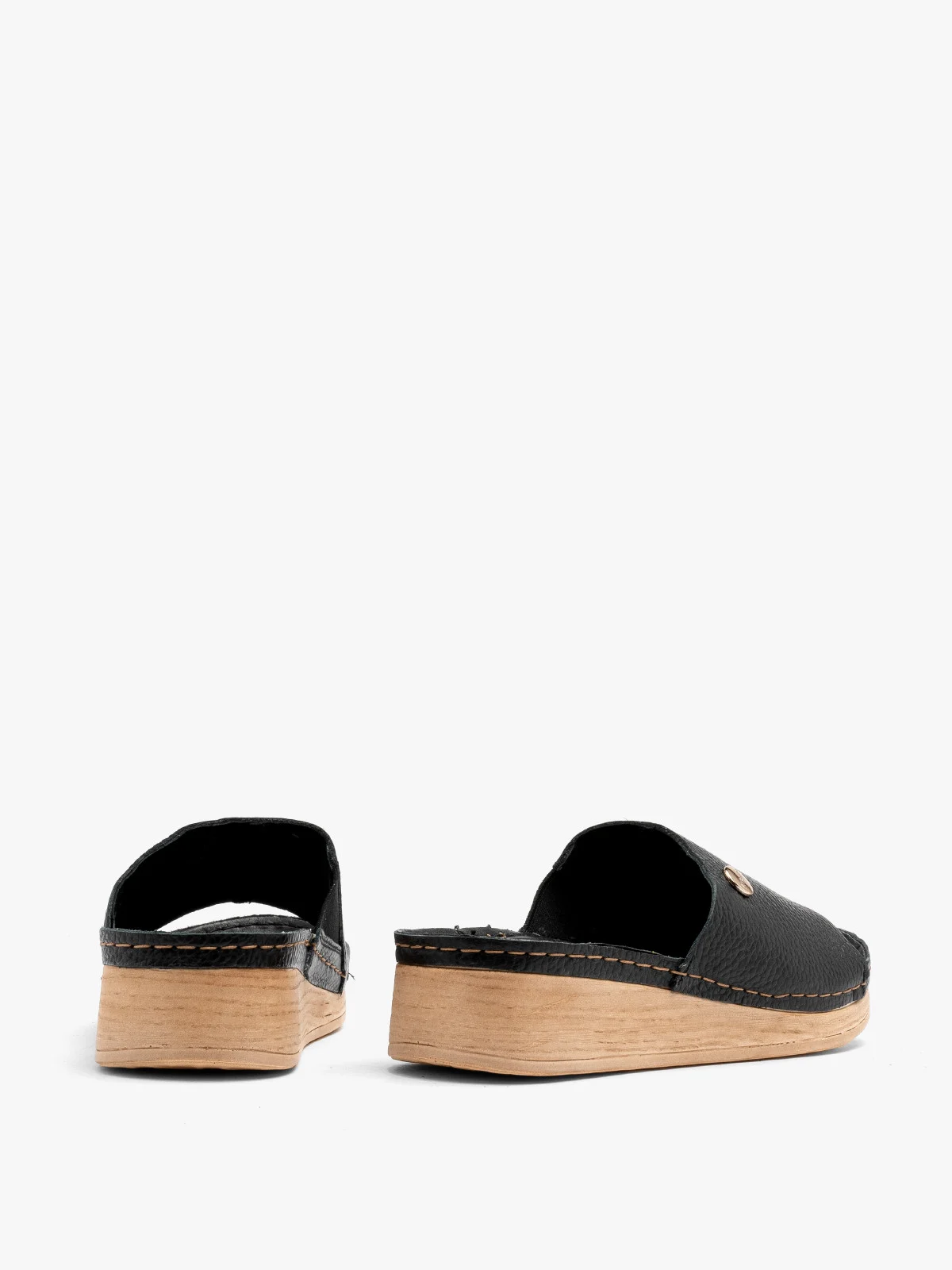 Czarne klapki na beżowej, niskiej platformie