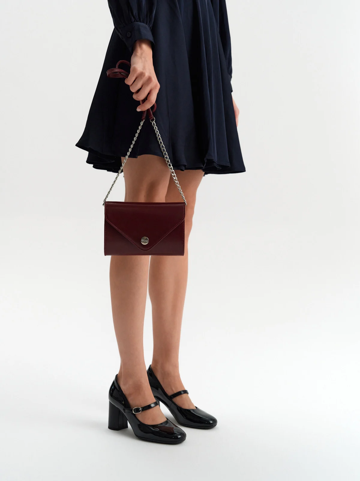 Lakierowane czółenka z paskiem na obcasie typu klocek