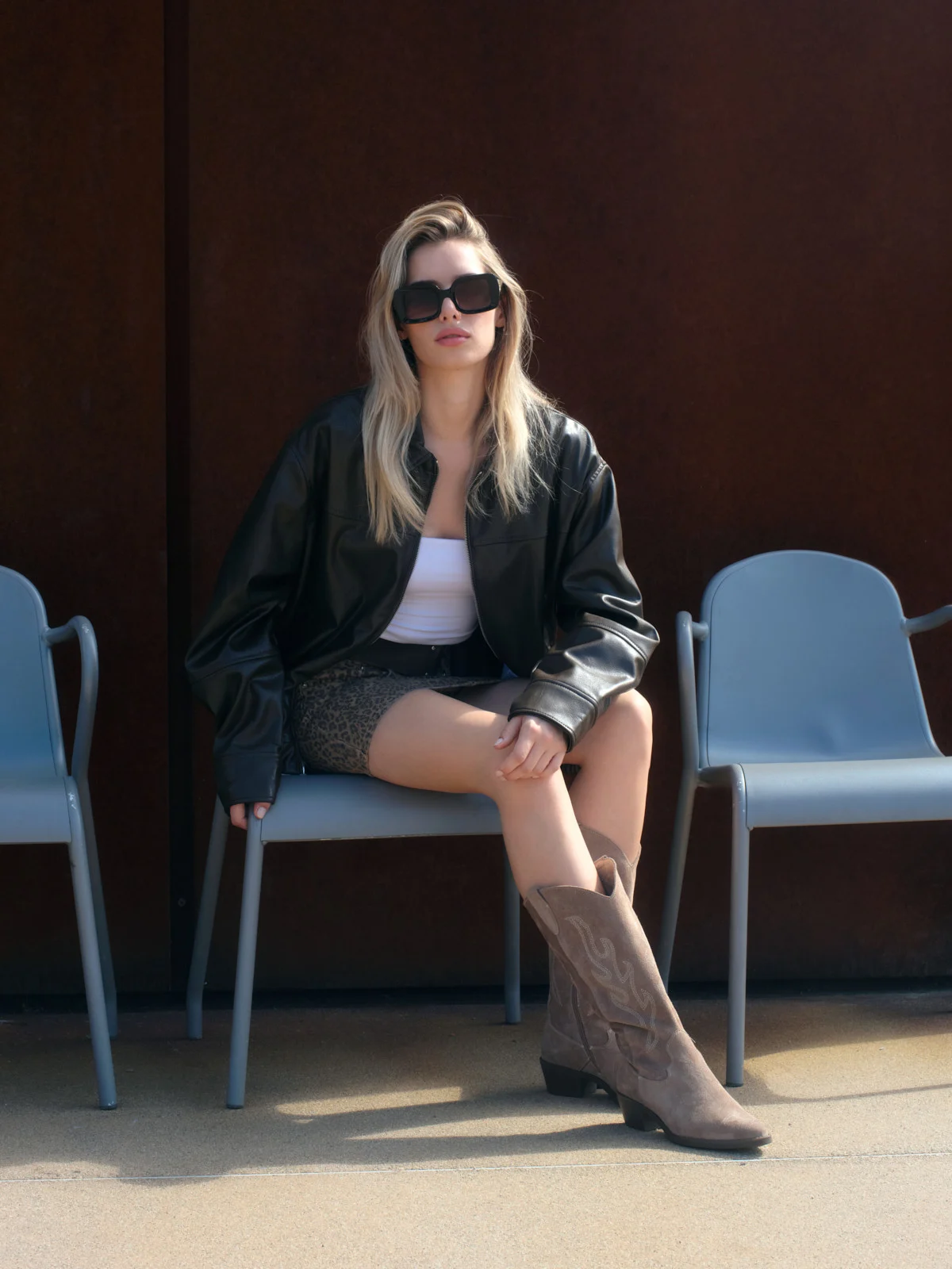 Welurowe kozaki typu kowbojki z dekoracyjnym haftem