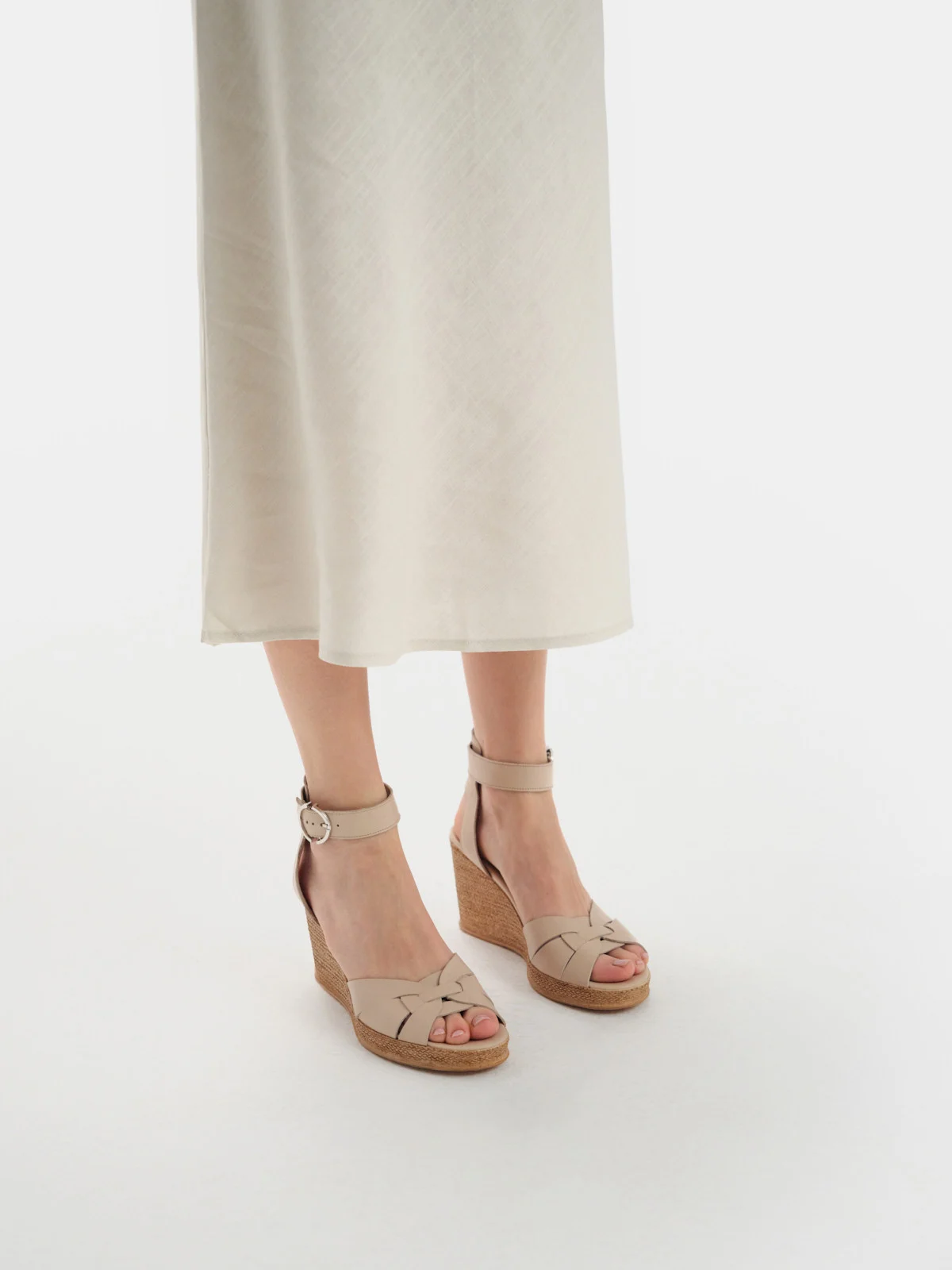 Beżowe sandały na wysokiej platformie