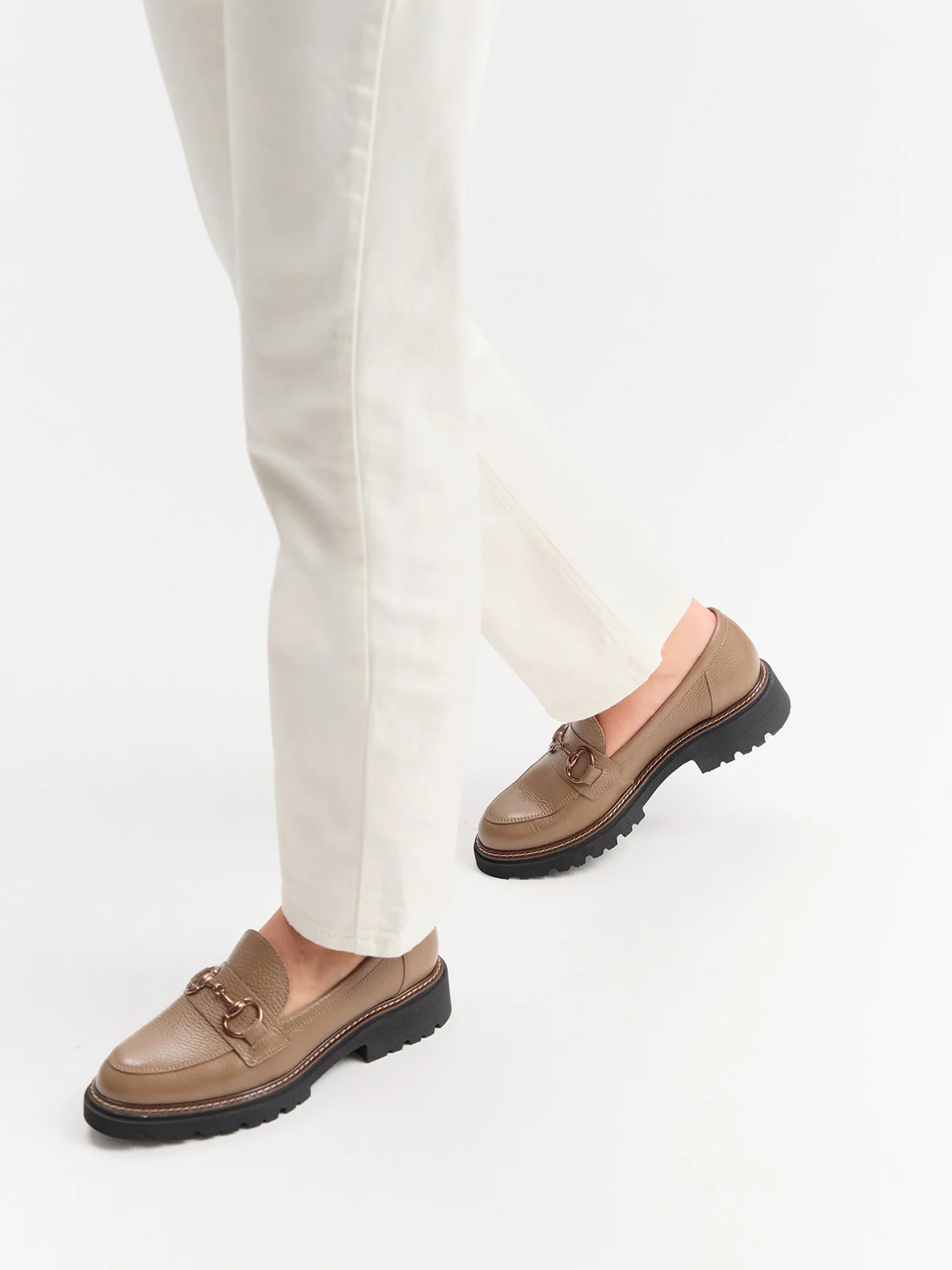 Mokasyny damskie w kolorze kawowym z ozdobą