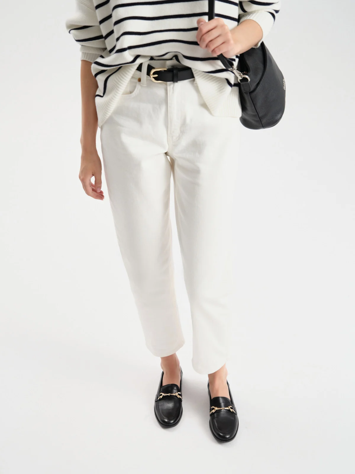 Czarne mokasyny ze złotą ozdobą na cholewce