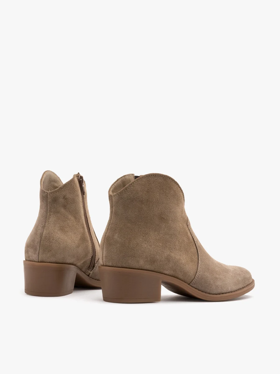 Piaskowe, welurowe kowbojki