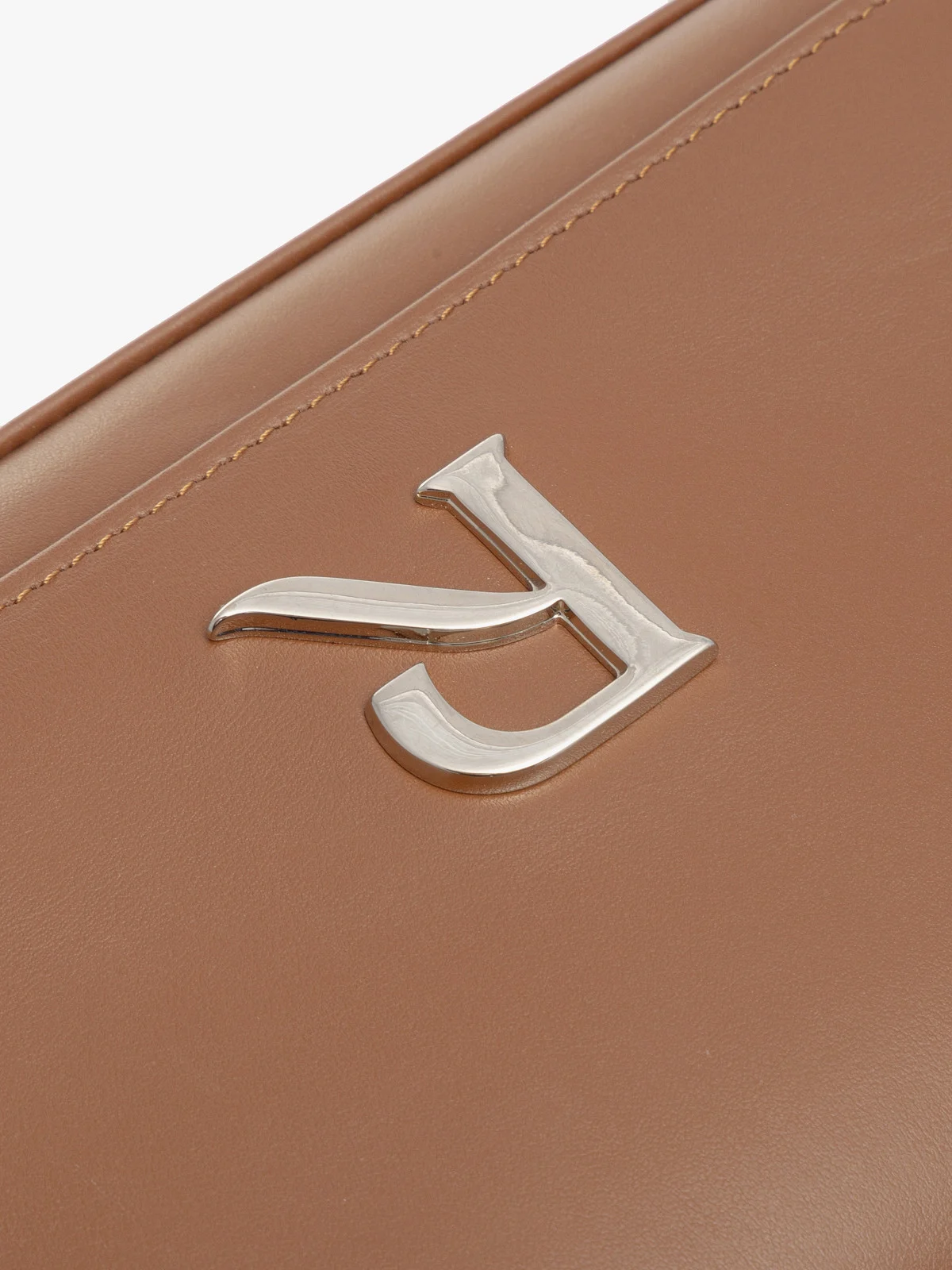 Brązowa torebka typu kopertówka na srebrnym łańcuszku