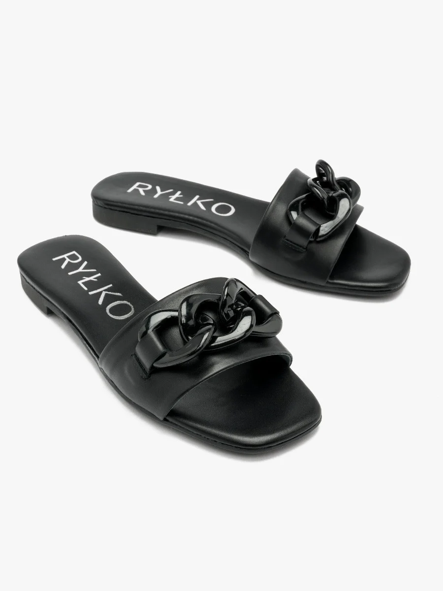 Czarne klapki z masywnym łańcuchem