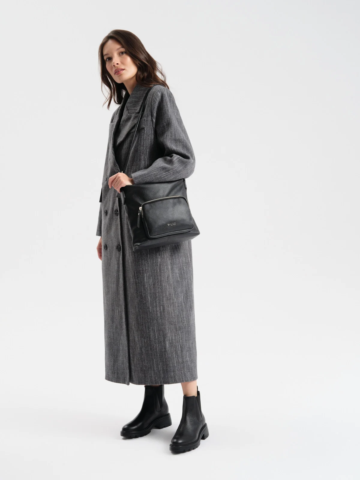 Czarne sztyblety damskie z dekoracyjnym cięciem przy gumie