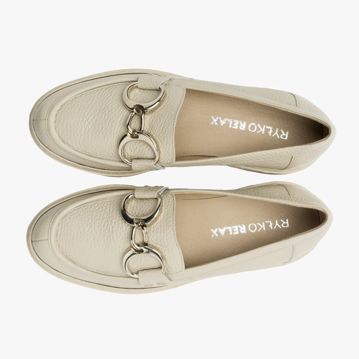 Kremowe mokasyny ze srebrną ozdobą