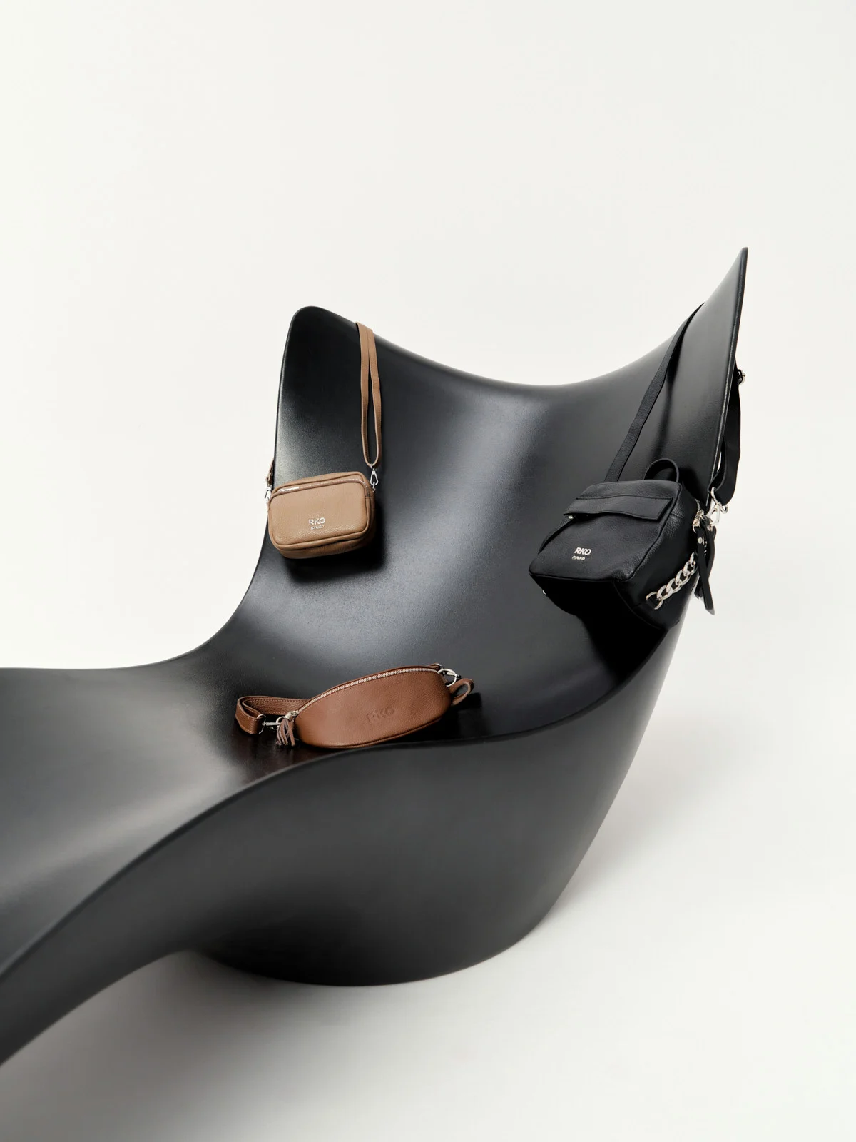 Brązowa torebka typu nerka z frędzlem