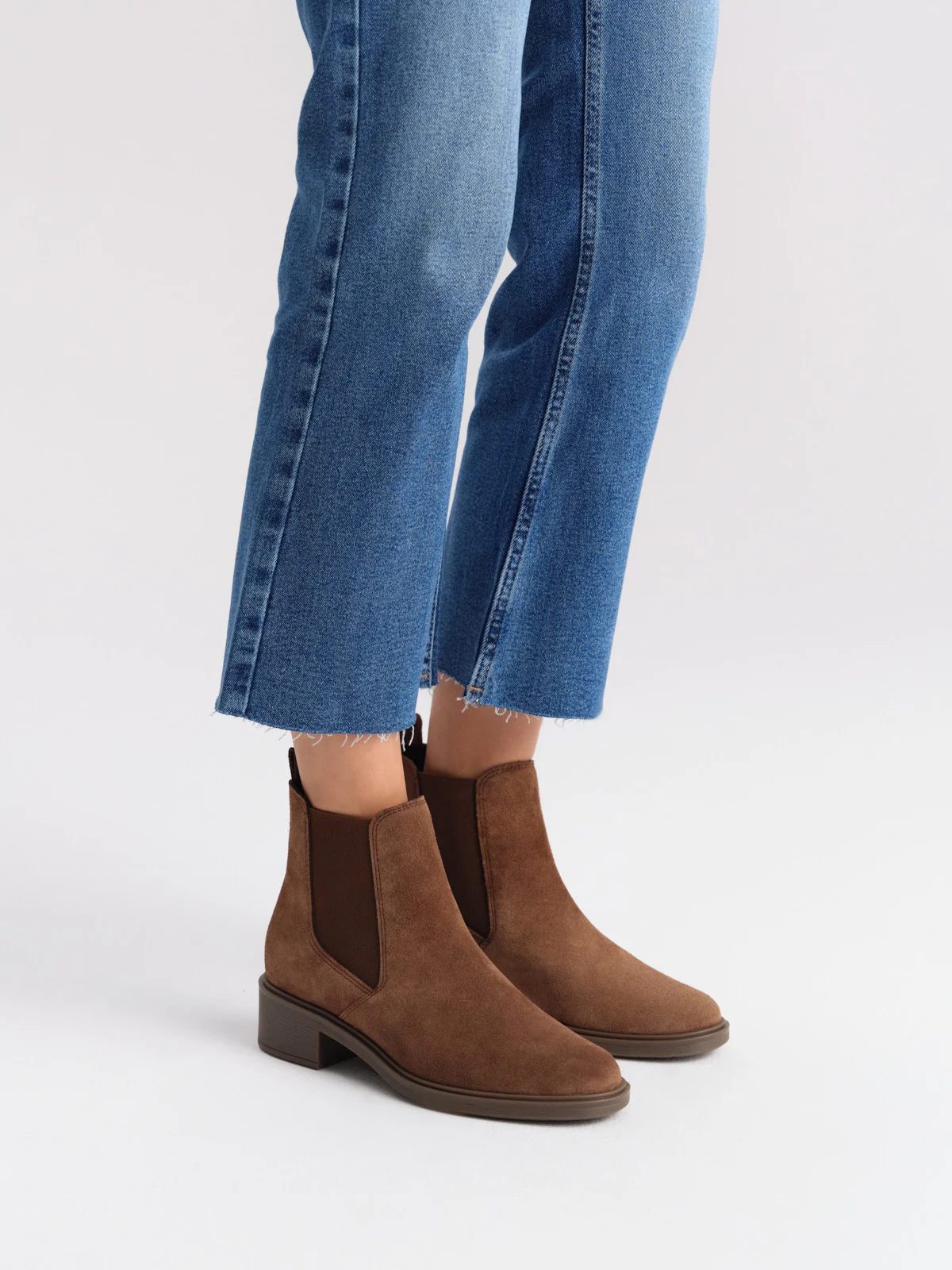 Brązowe, welurowe sztyblety na niskim obcasie