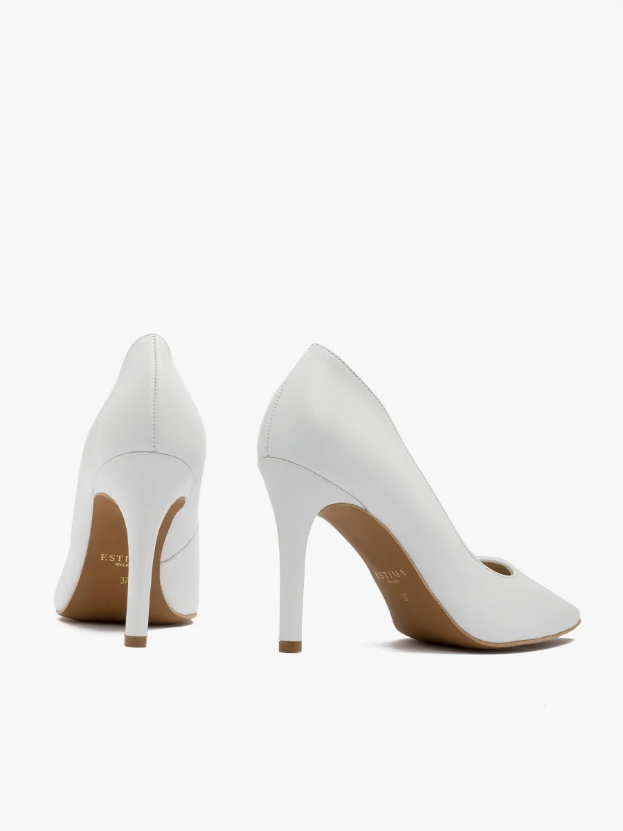 Białe czółenka na wysokim obcasie