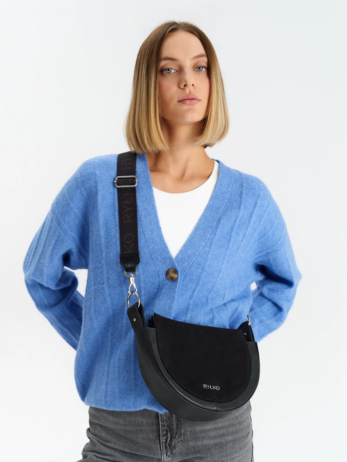 Czarna torebka na szerokim pasku z taśmy