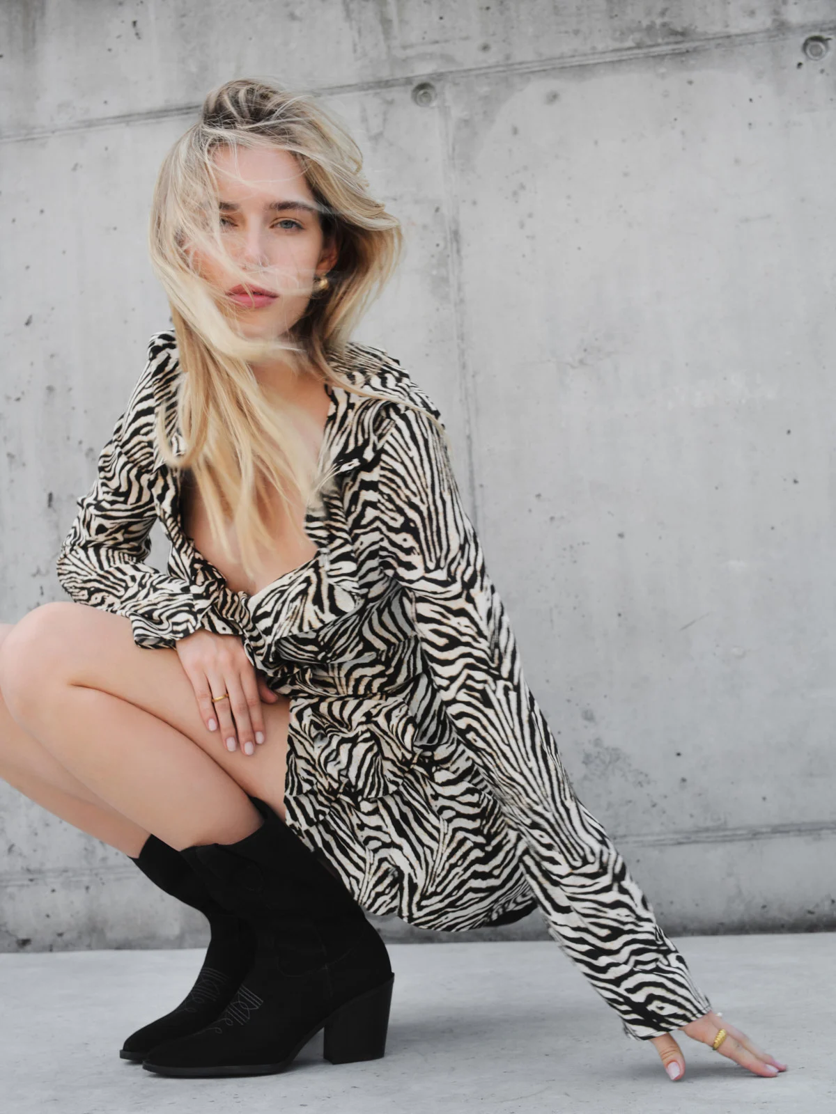 Czarne kozaki typu kowbojki z cholewką do połowy łydki