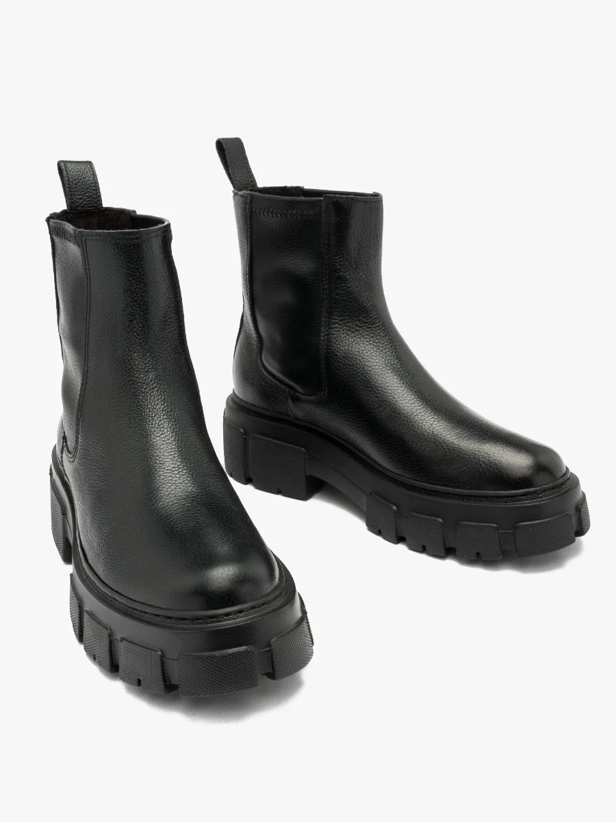 Czarne sztyblety na grubej podeszwie