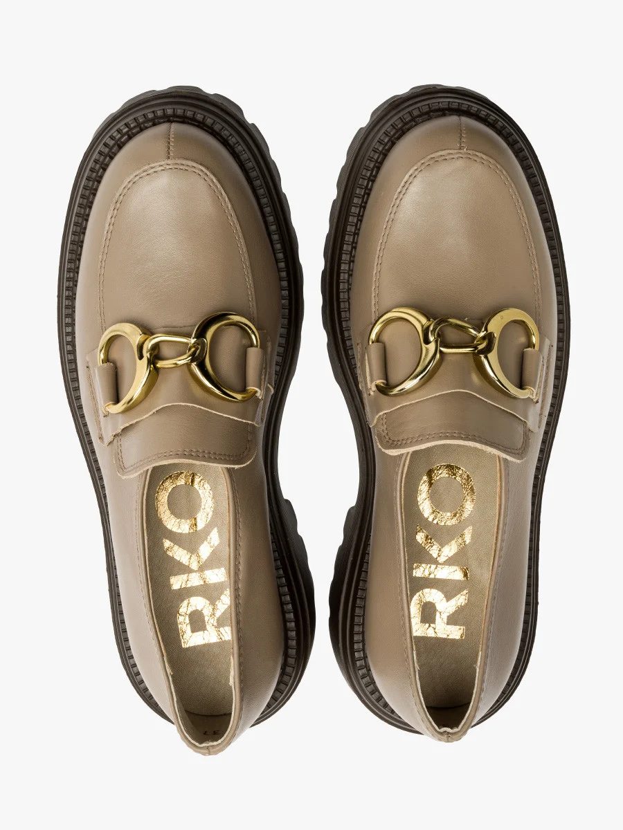 Ciemnobeżowe mokasyny ze srebrną ozdobą