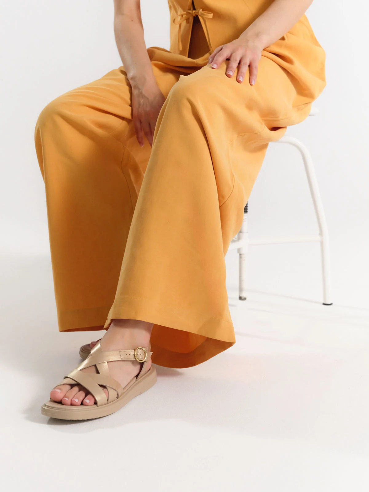 Złote sandały z ozdobnych paseczków