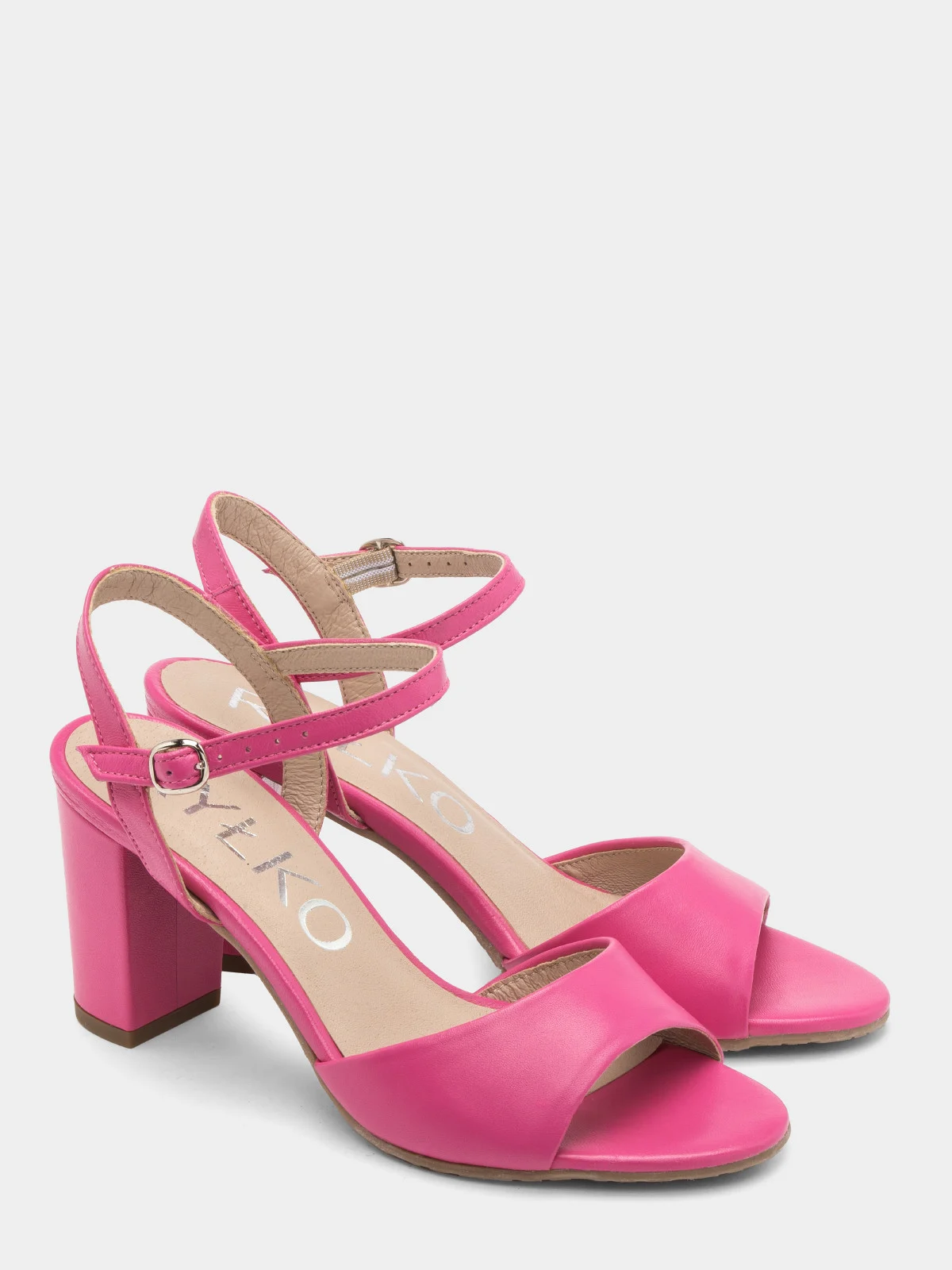 Sandały w kolorze fuksji na słupku