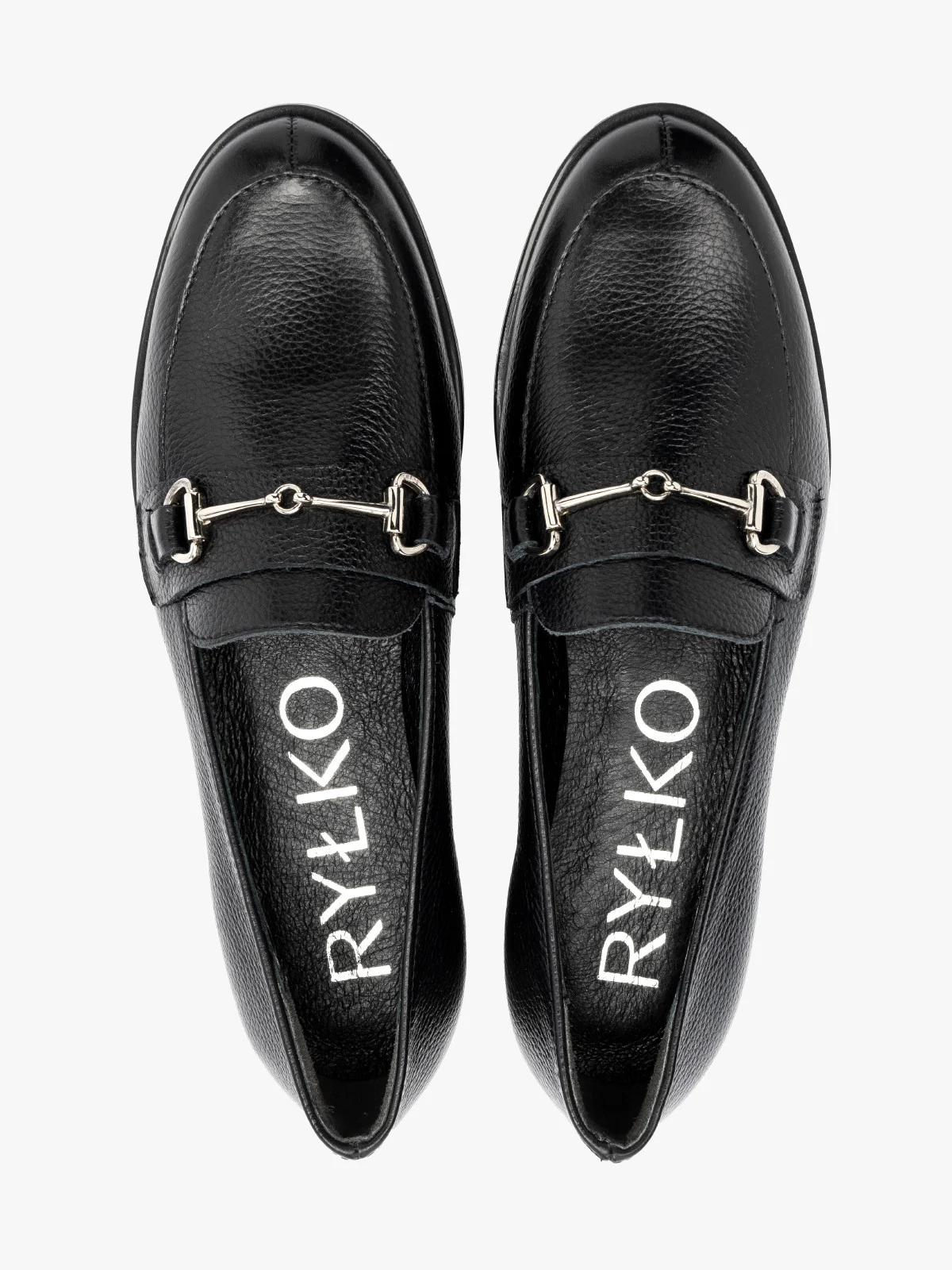 Czarne mokasyny ze srebrną ozdobą