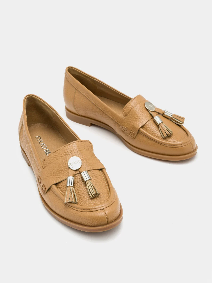 Ciemnobeżowe mokasyny ze srebrną ozdobą