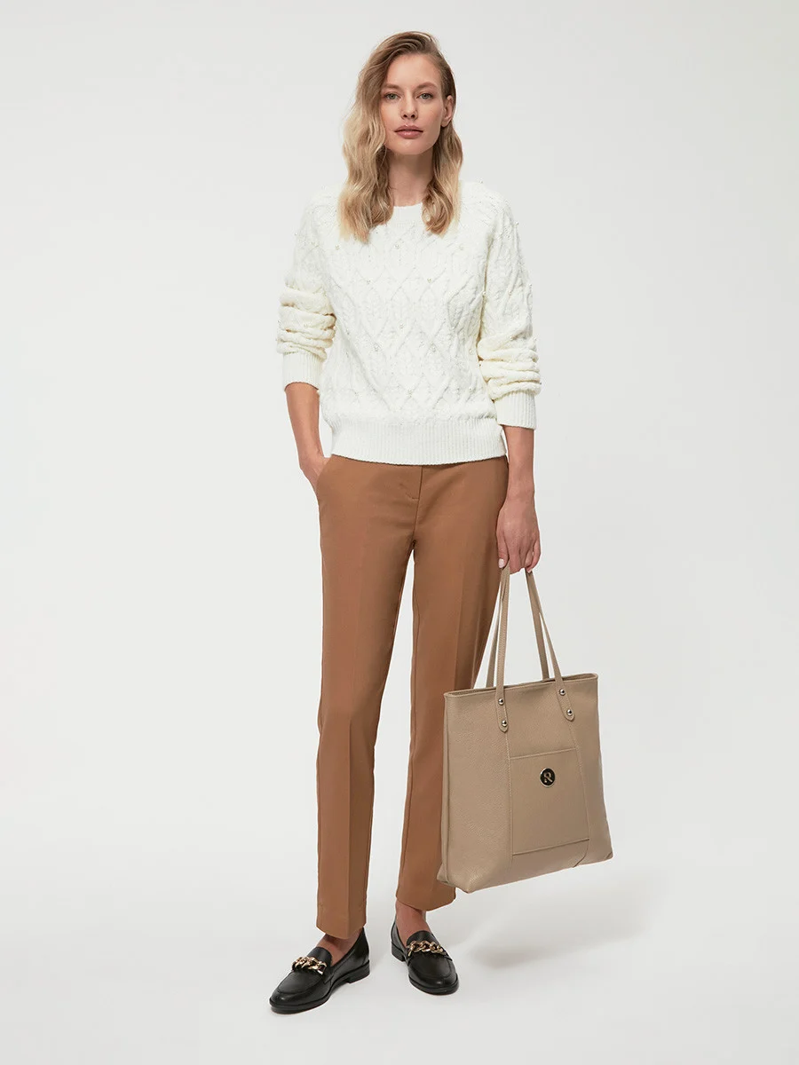 Czarne mokasyny ze złotym łańcuchem