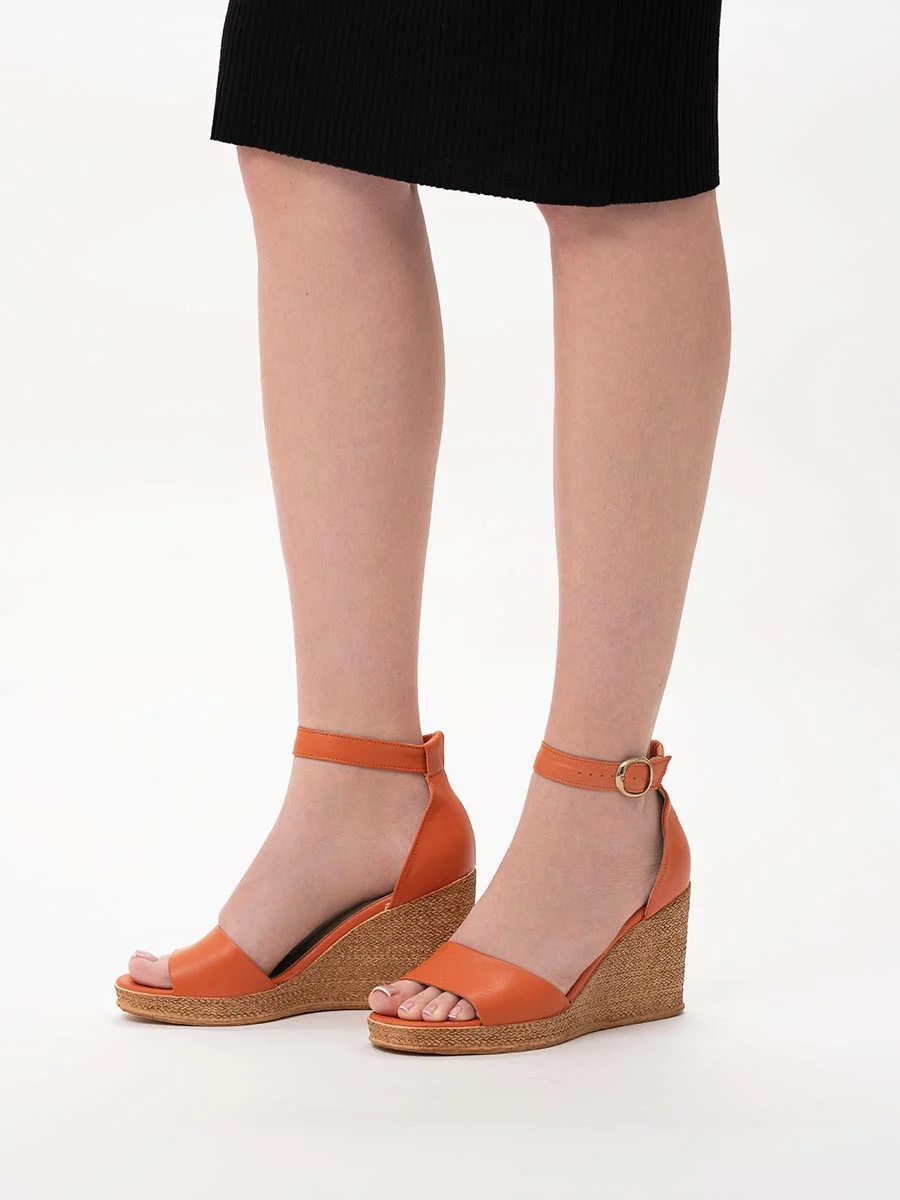 Dwuczęściowe pomarańczowe sandały na koturnie