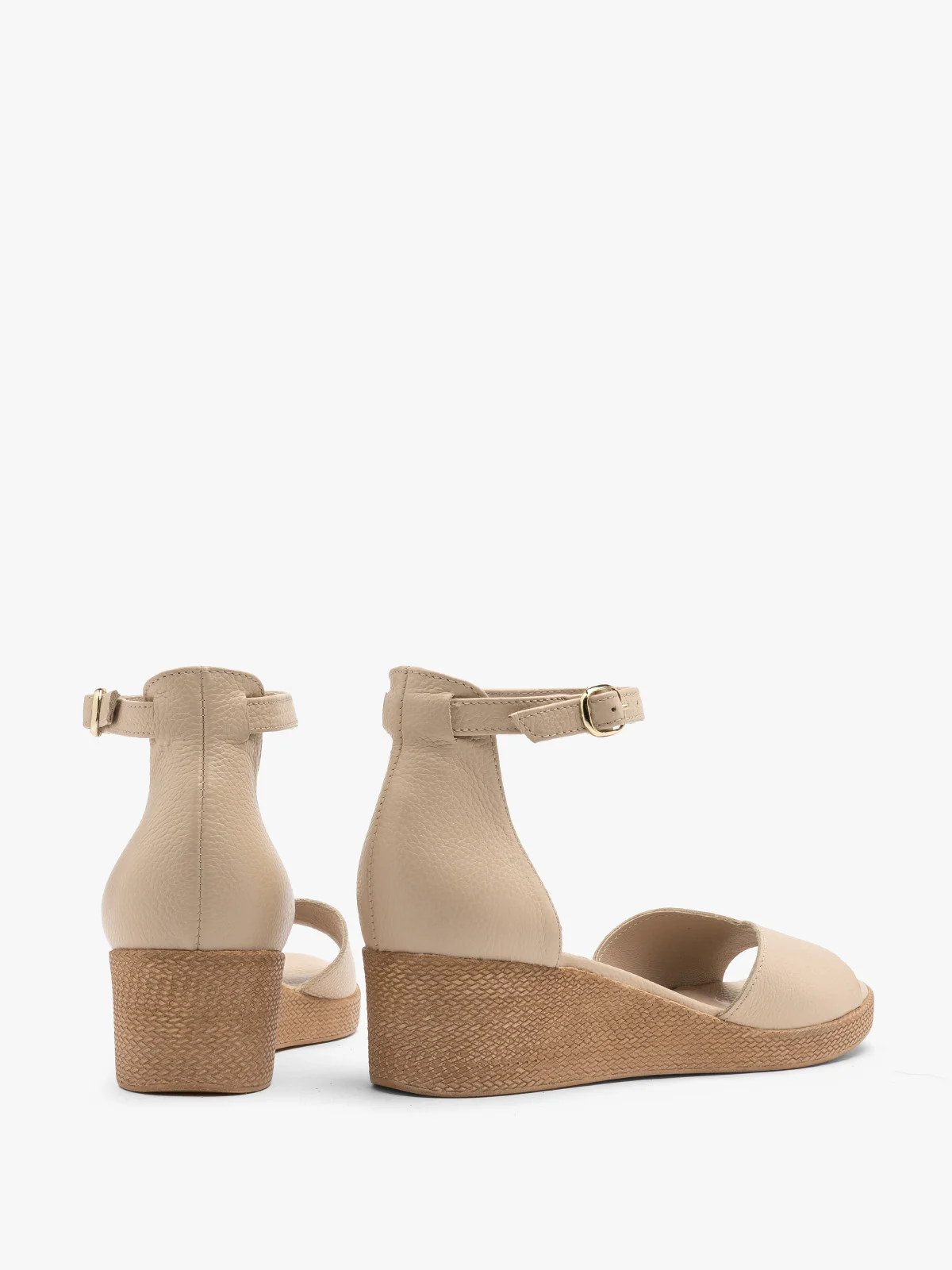 Beżowe sandały na platformie