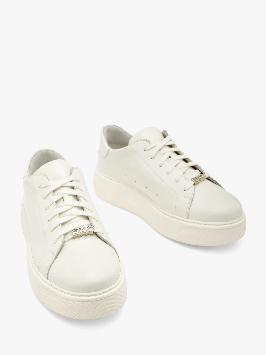 Biały półbut sportowy ze srebrnym detalem