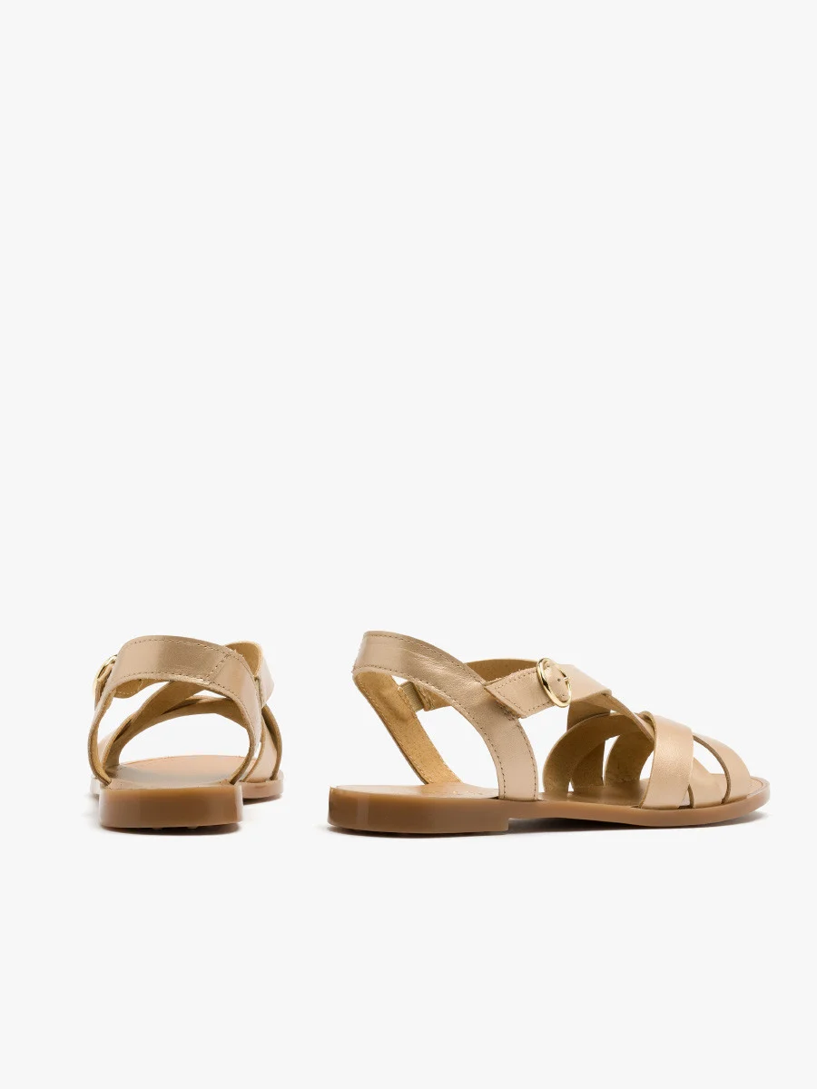 Złote sandały na płaskiej podeszwie
