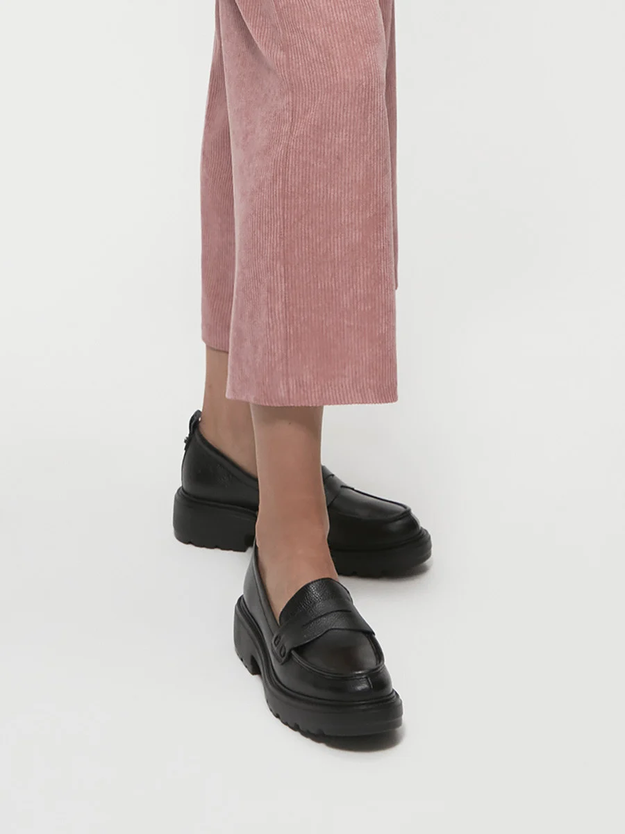 Czarne mokasyny z ozdobną cholewką