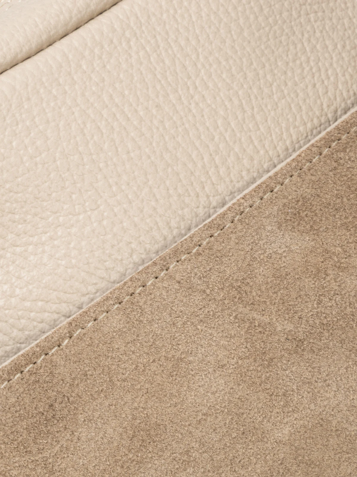 Beżowa torebka z ozdobnym frędzlem