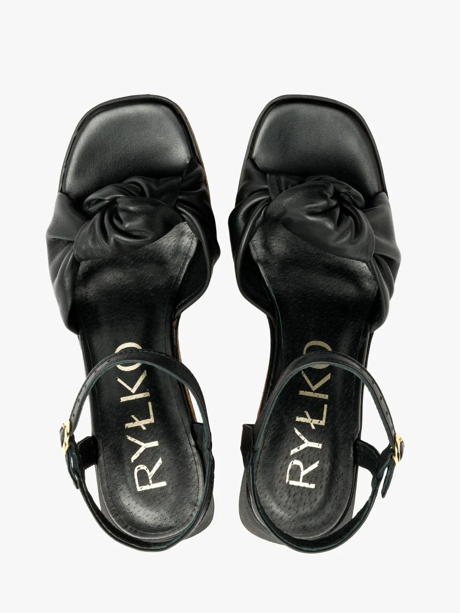 Czarne sandały na koturnie z ozdobną cholewką