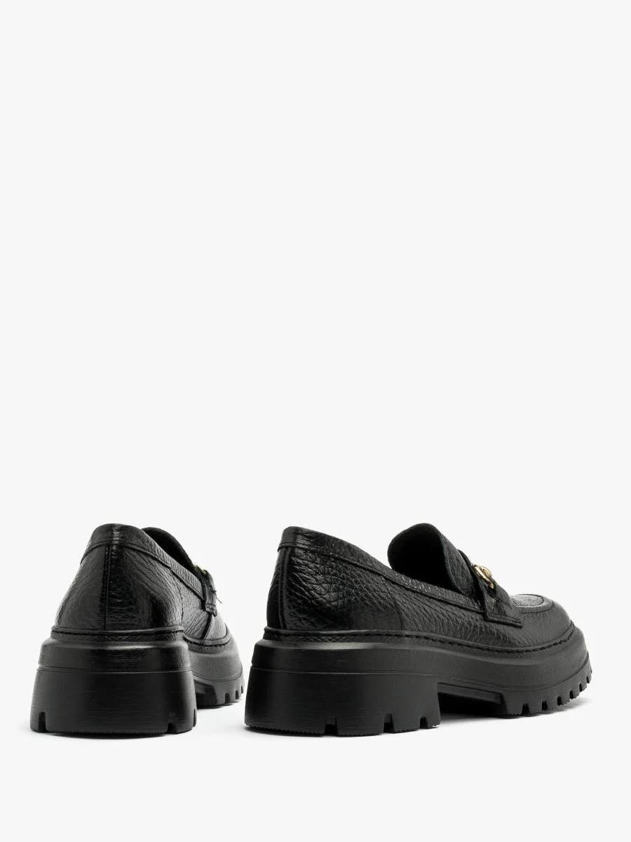 Czarne mokasyny ze złotą ozdobą