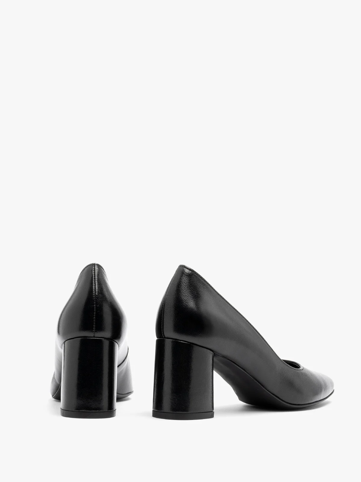 Czarne czółenka na okrągłym słupku