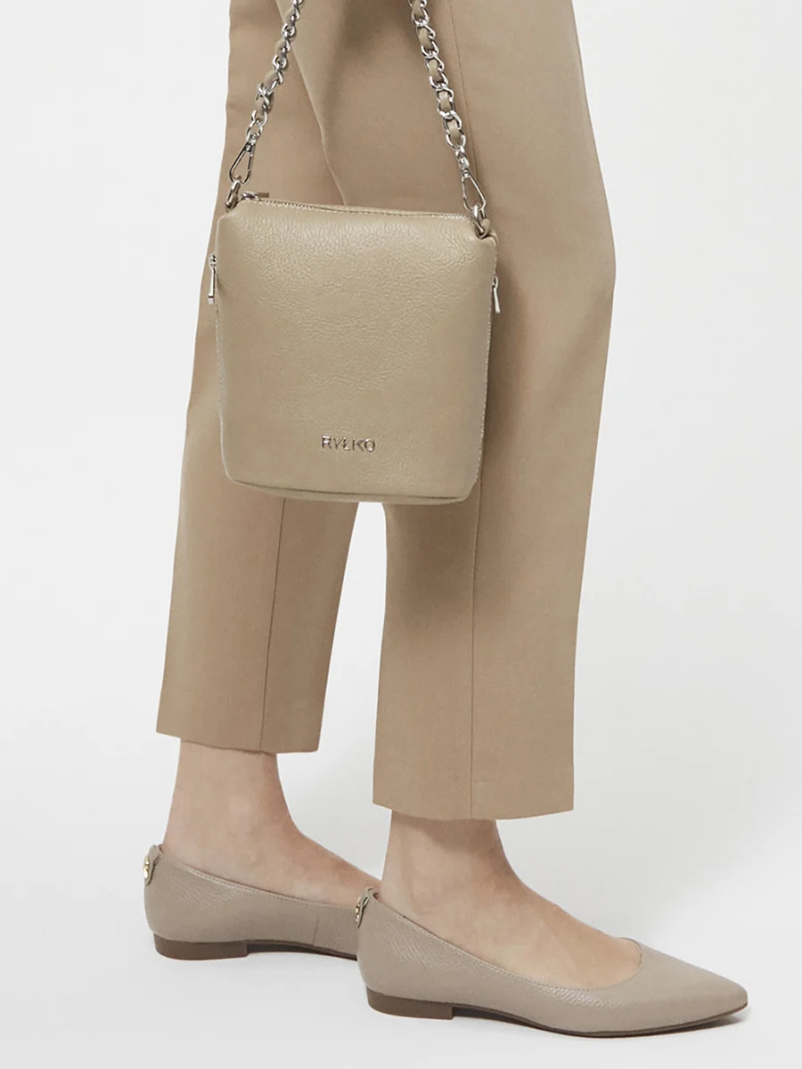 Beżowe baleriny ze złotą ozdobą na pięcie