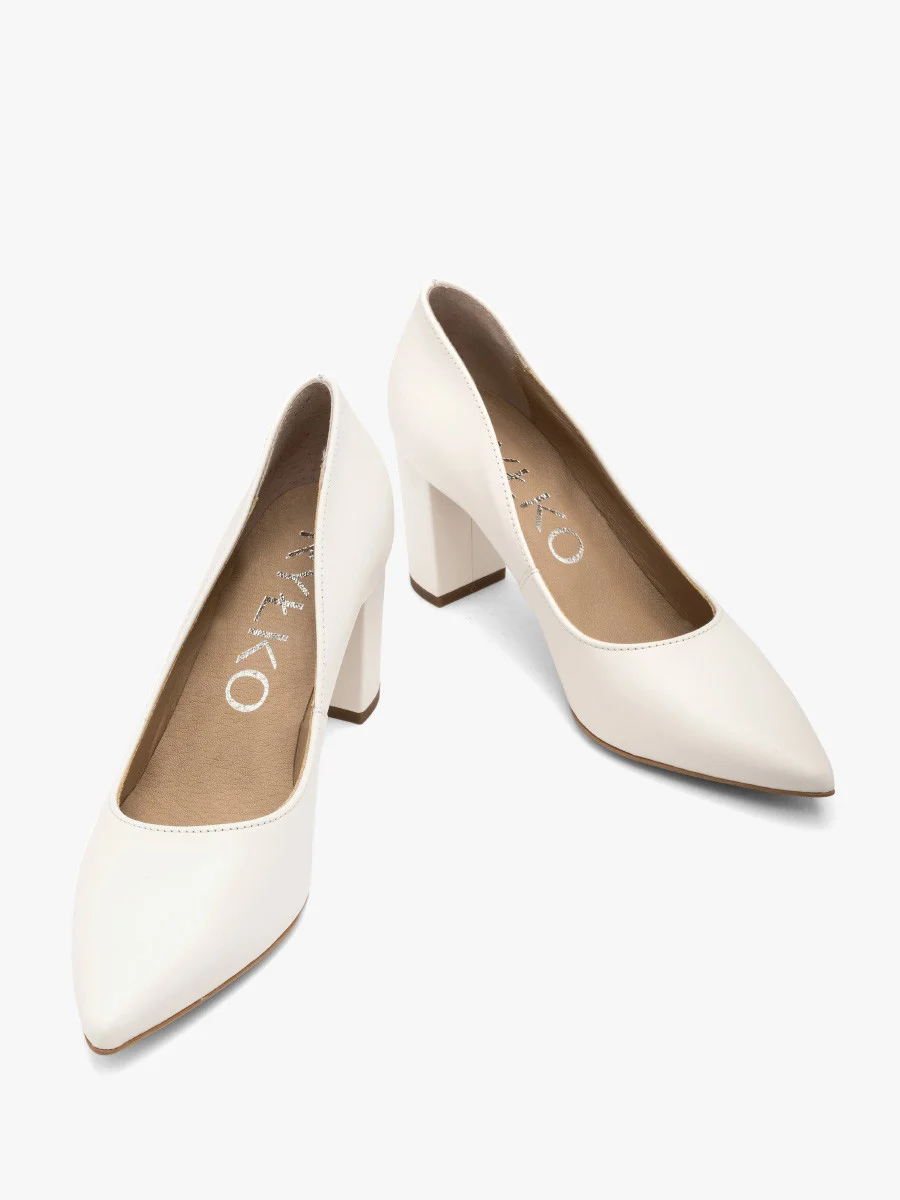 Kremowe czółenka na słupku