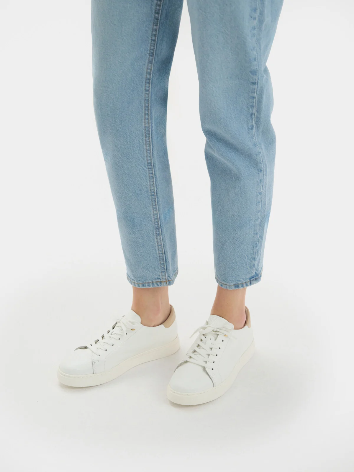 Białe półbuty sportowe z beżową wstawką na pięcie