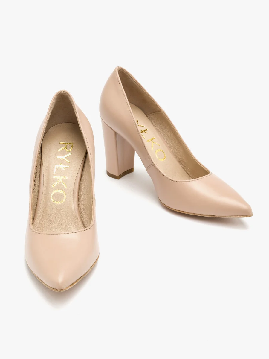 Beżowe czółenka na słupku