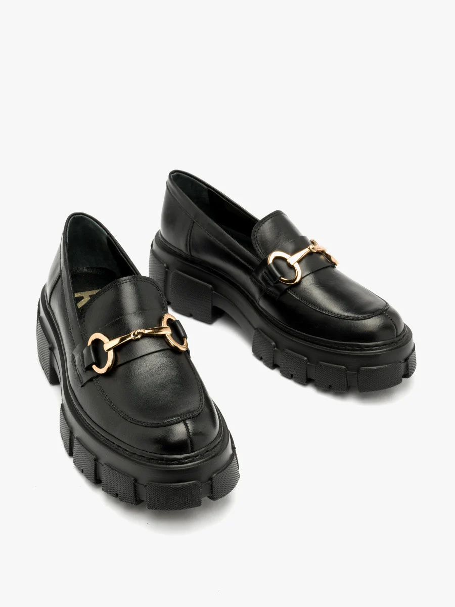 Czarne mokasyny ze złotą ozdobą