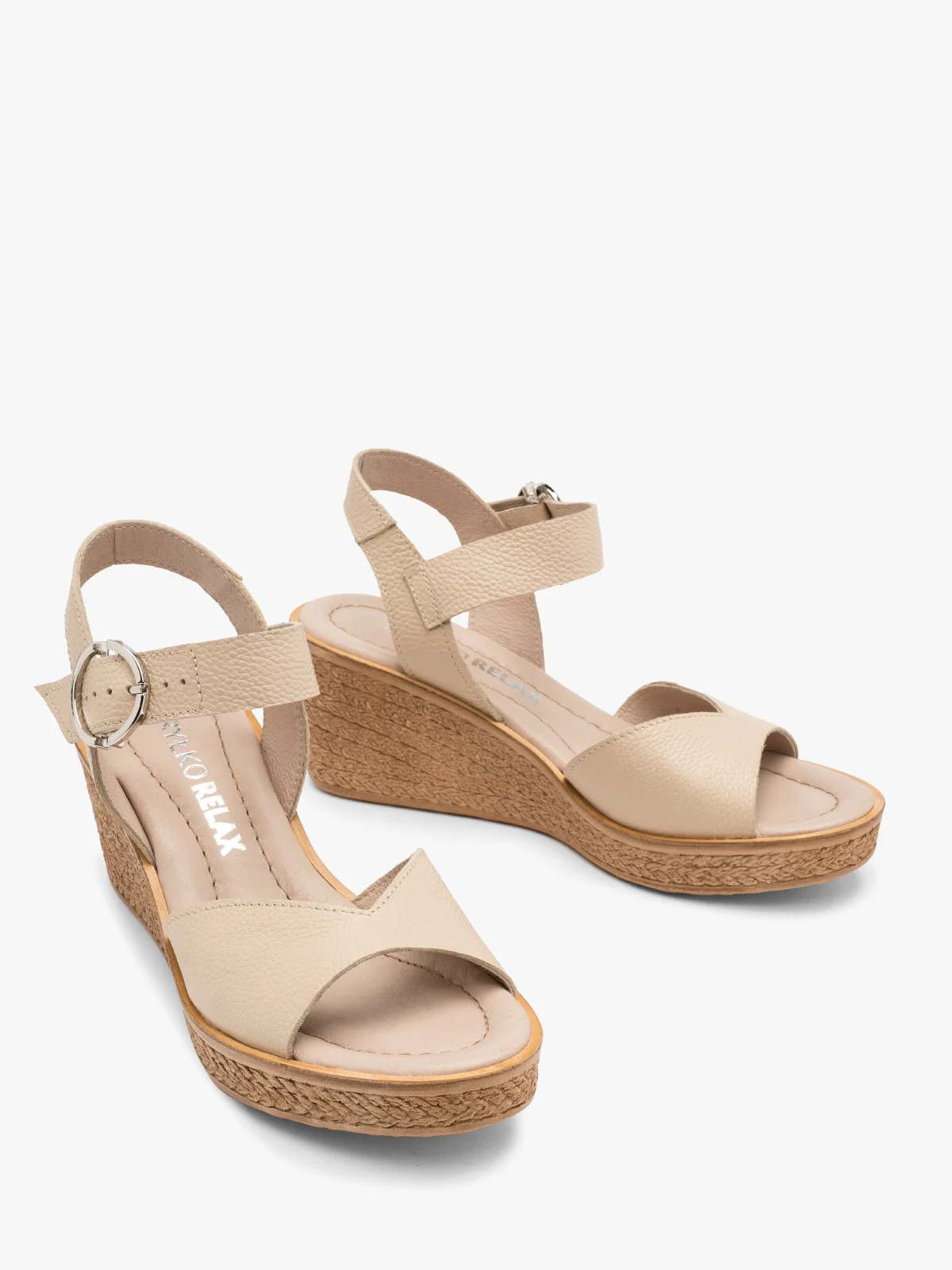 Beżowe sandały na koturnie