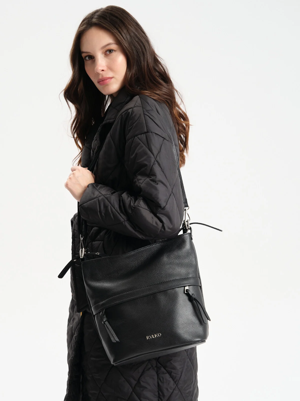 Czarna torebka średniej wielkości z dwoma paskami