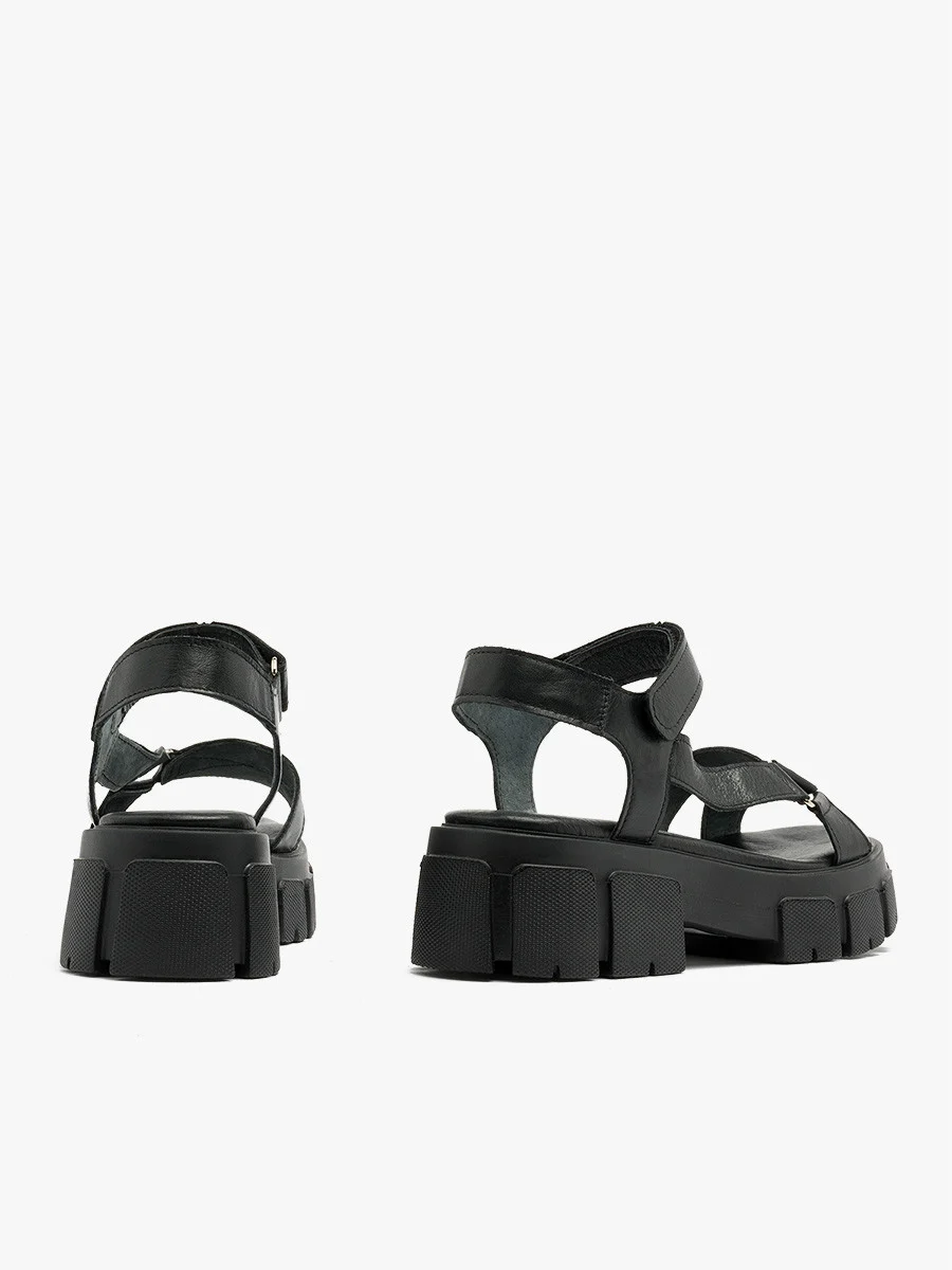 Czarne sandały na lekkiej podeszwie