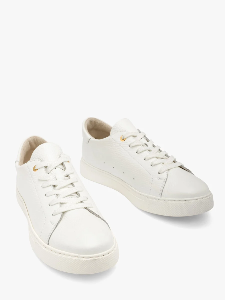 Białe półbuty sportowe ze złotymi detalami