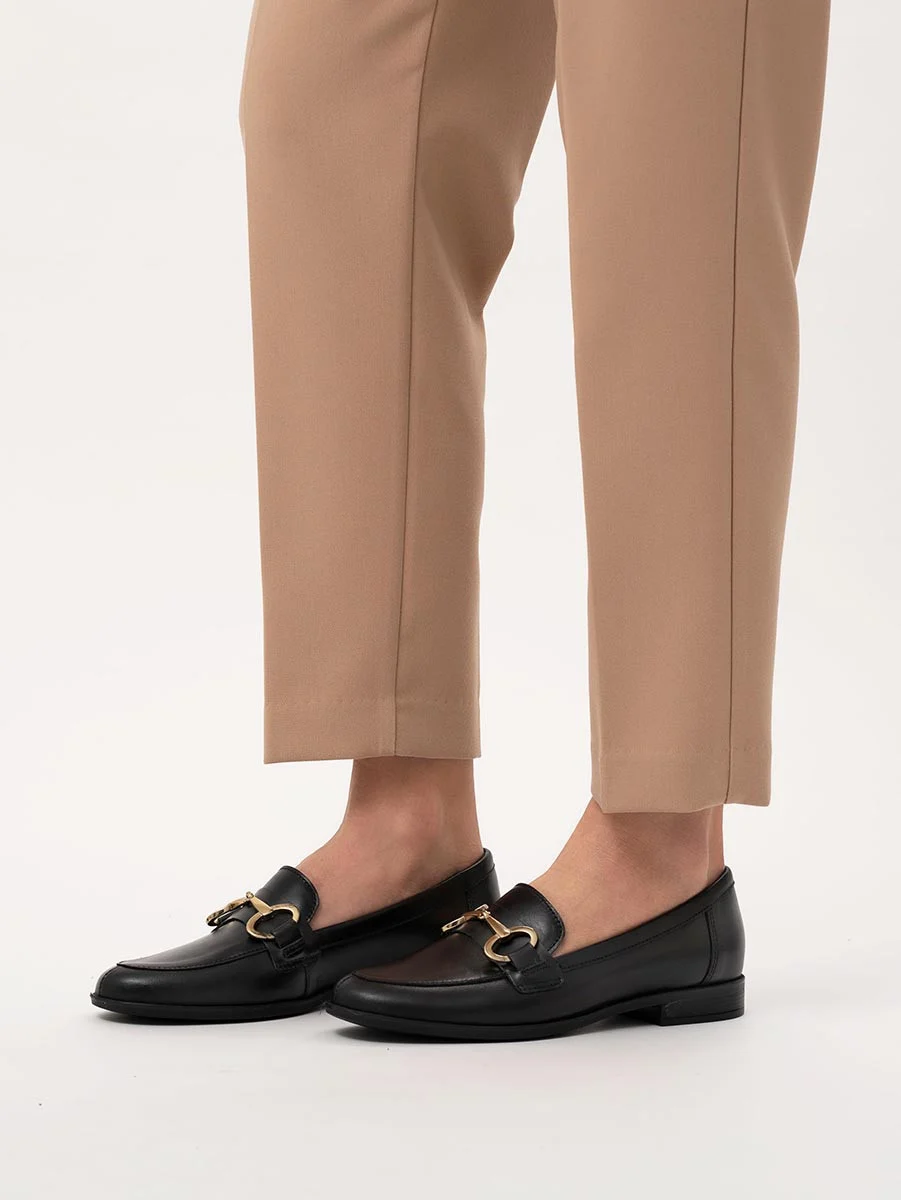 Czarne mokasyny ze złotą ozdobą