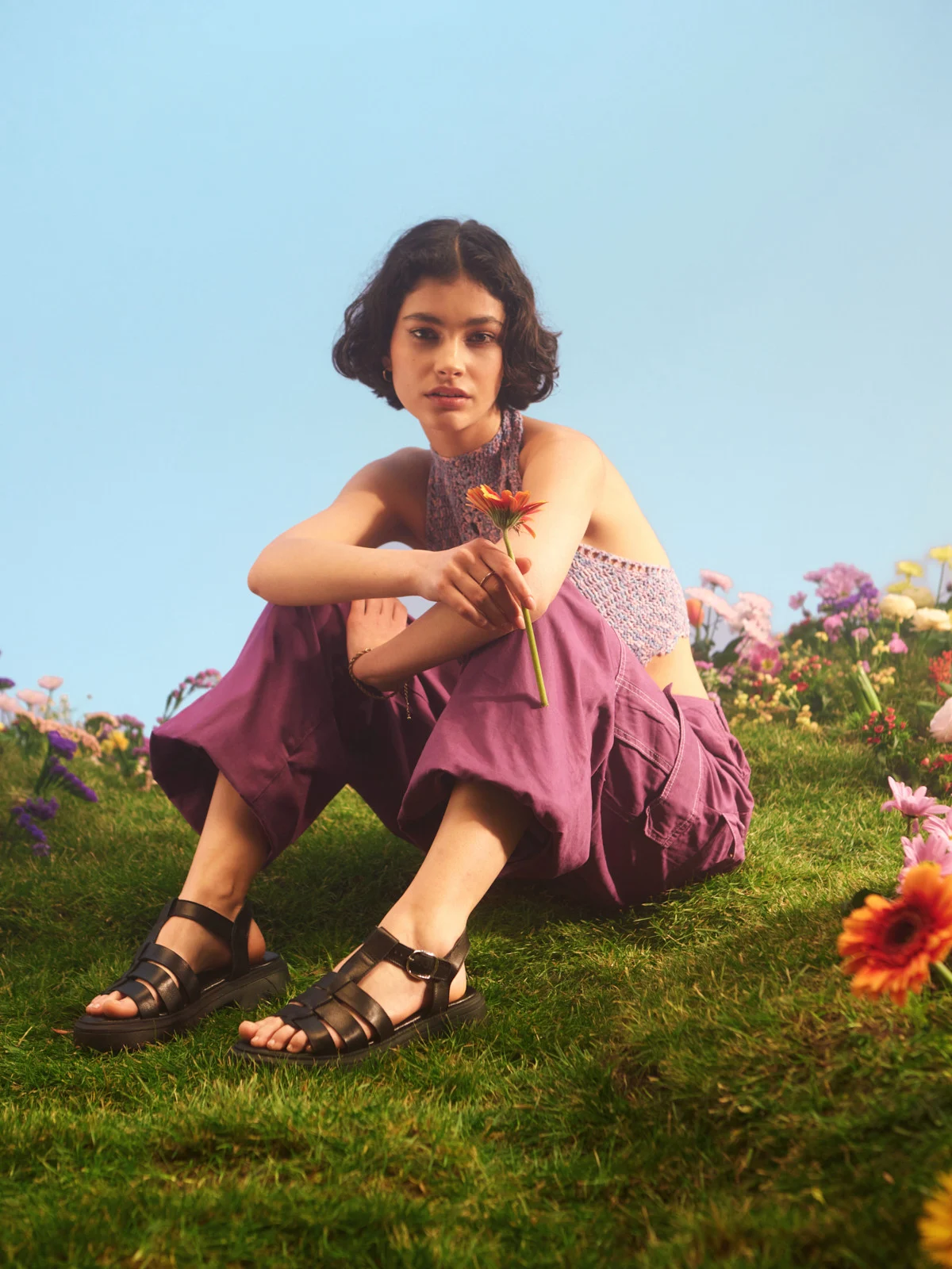 Czarne sandały z ozdobną cholewką