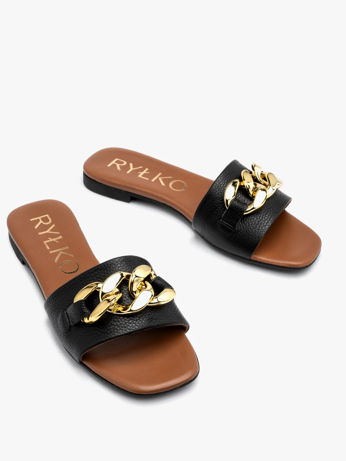 Czarne klapki ze złotym łańcuchem