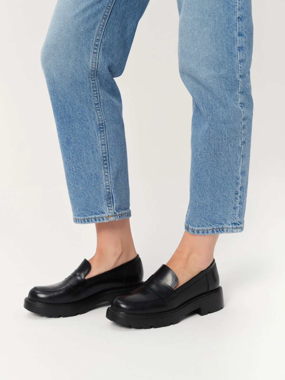 Czarne mokasyny na masywnej podeszwie