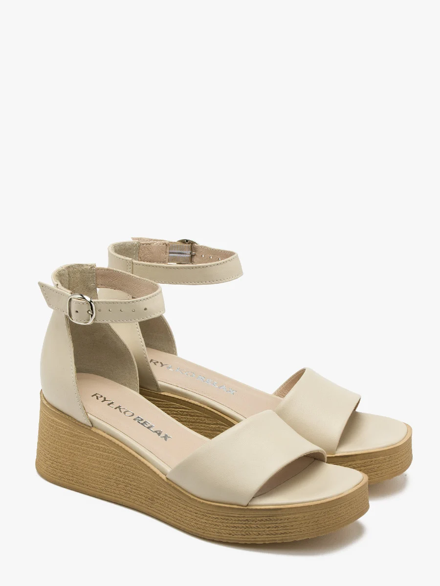 Kremowe sandały na ozdobnej platformie