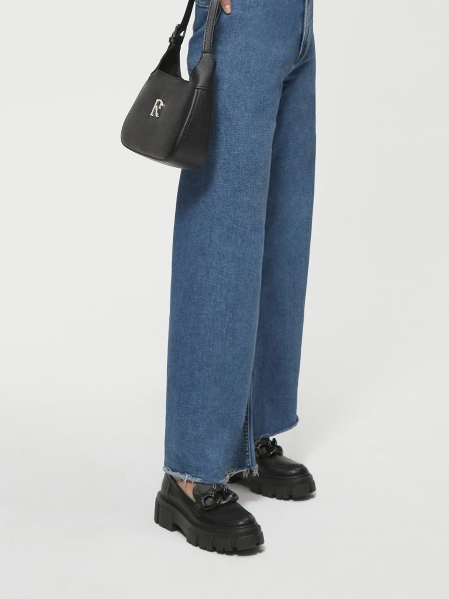 Czarne mokasyny z ozdobą na cholewce