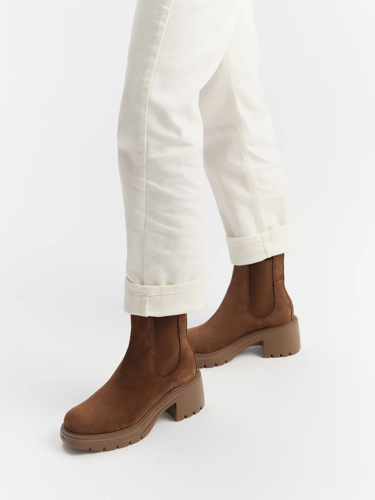 Welurowe, brązowe sztyblety damskie na masywnym spodzie