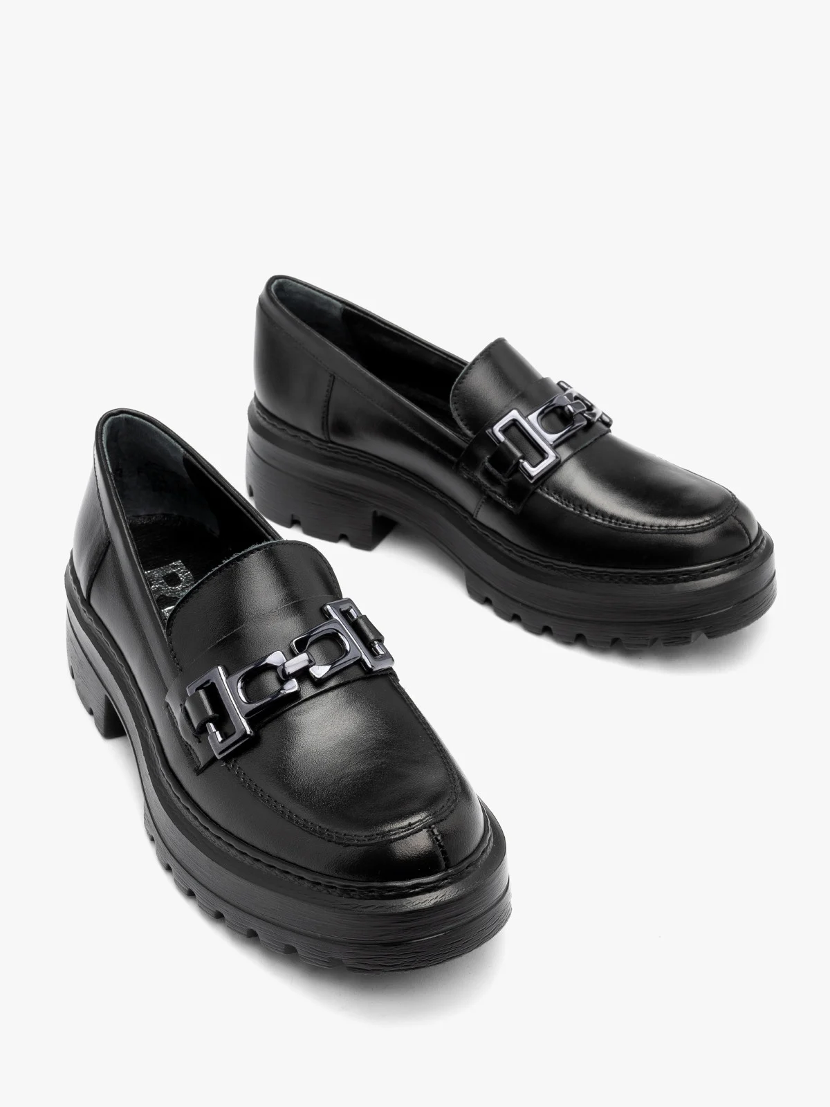 Czarne mokasyny damskie z ozdobą na cholewce