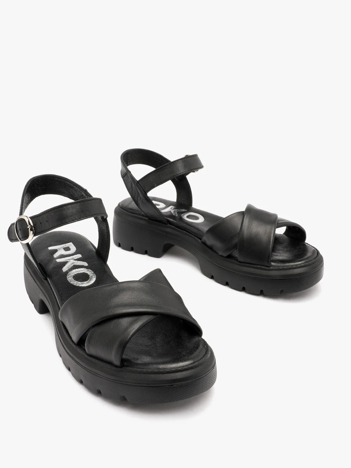 Czarne sandały z ozdobną cholewką